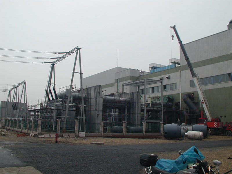 Overview of the power plant construction site with buildings under construction.